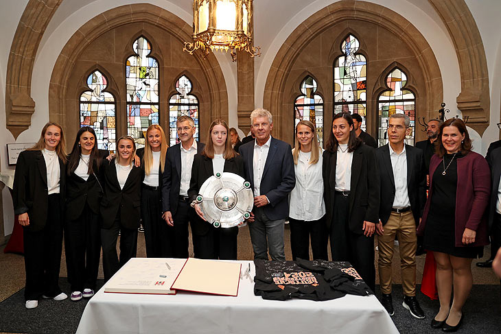 Oberbürgermeister Dieter Reiter und Sportbürgermeisterin Verena Dietl (re.) haben die FC Bayern Fußballerinnen im Rathaus empfangen und ihnen zur Deutschen Meisterschaft gratuliert (Foto: Michael Nagy/Presseamt)